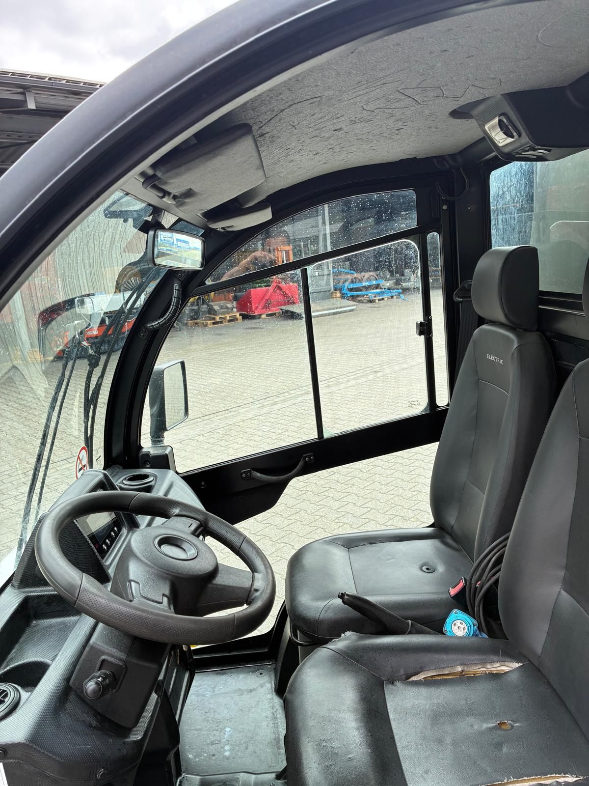 GOUPIL G4 elektrische wagen met afval container