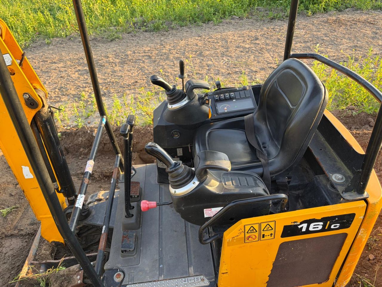 JCB 16C-1 minigraver OPRUIMING!