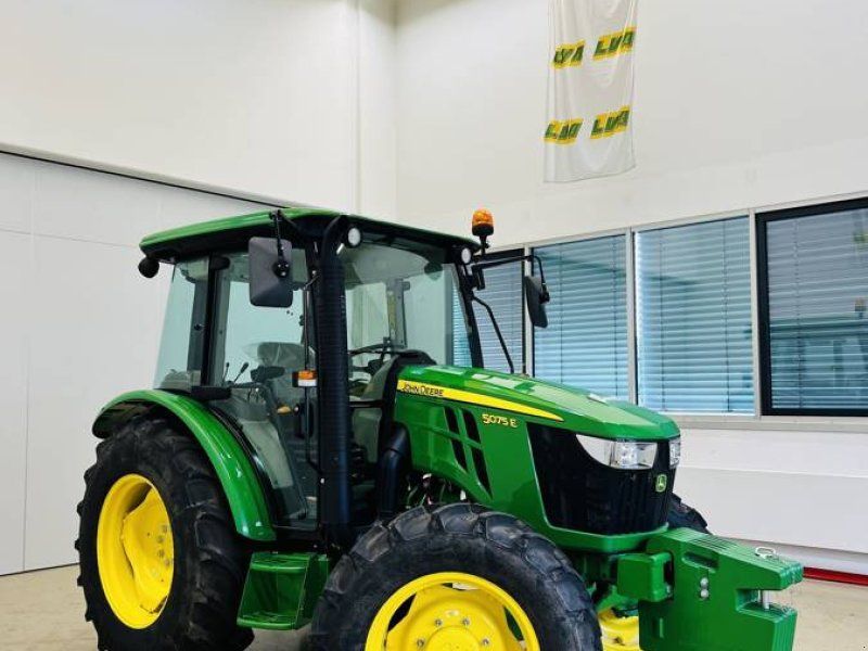 John Deere 5075E