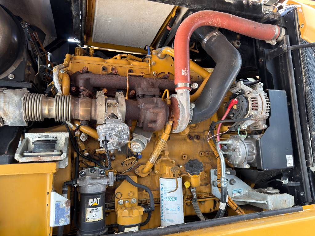 CAT M320F