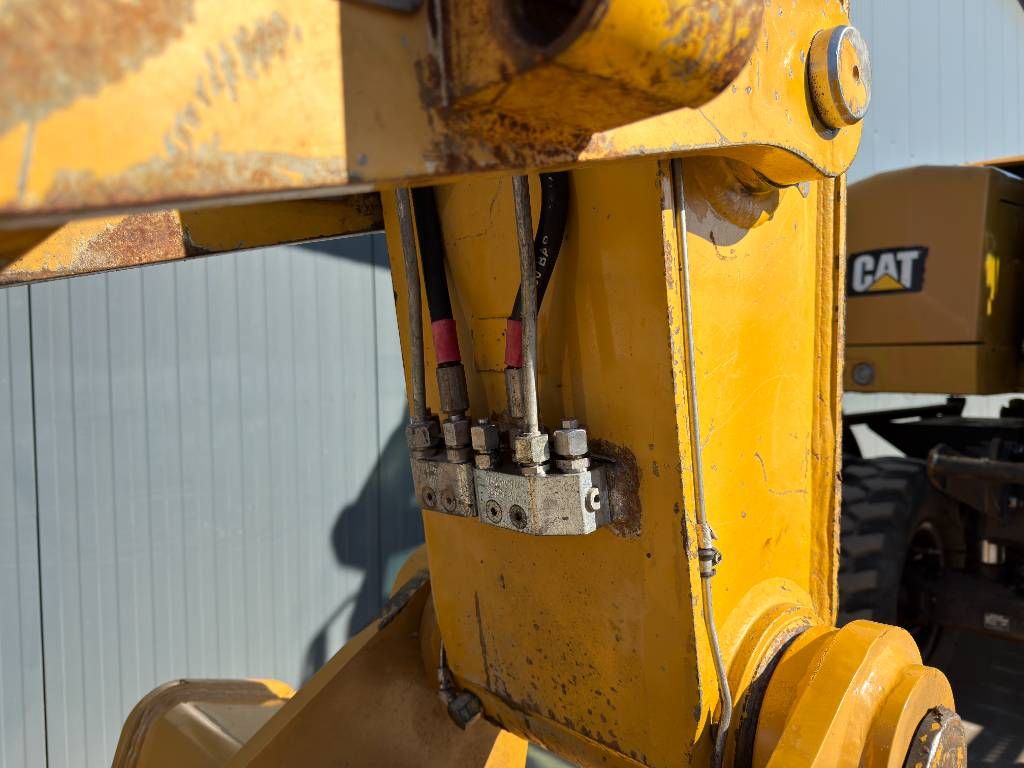 CAT M320F