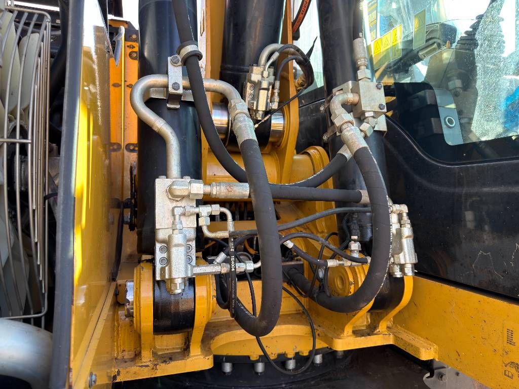 CAT M320F