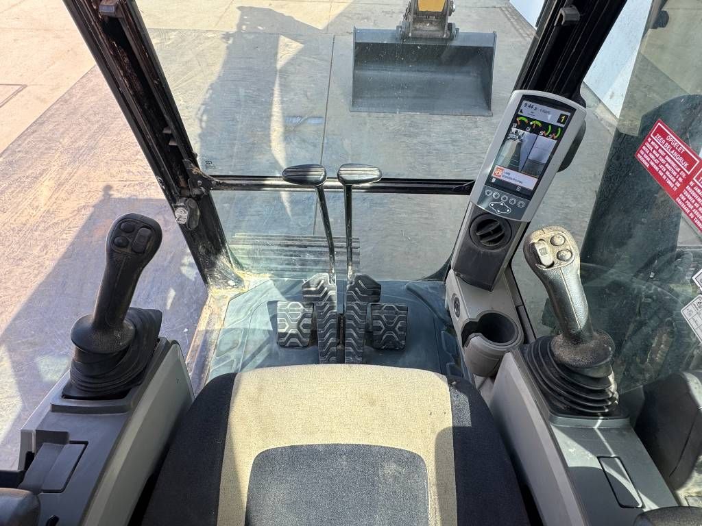 CAT 320FL - New Bucket / Hammer Lines / Camera