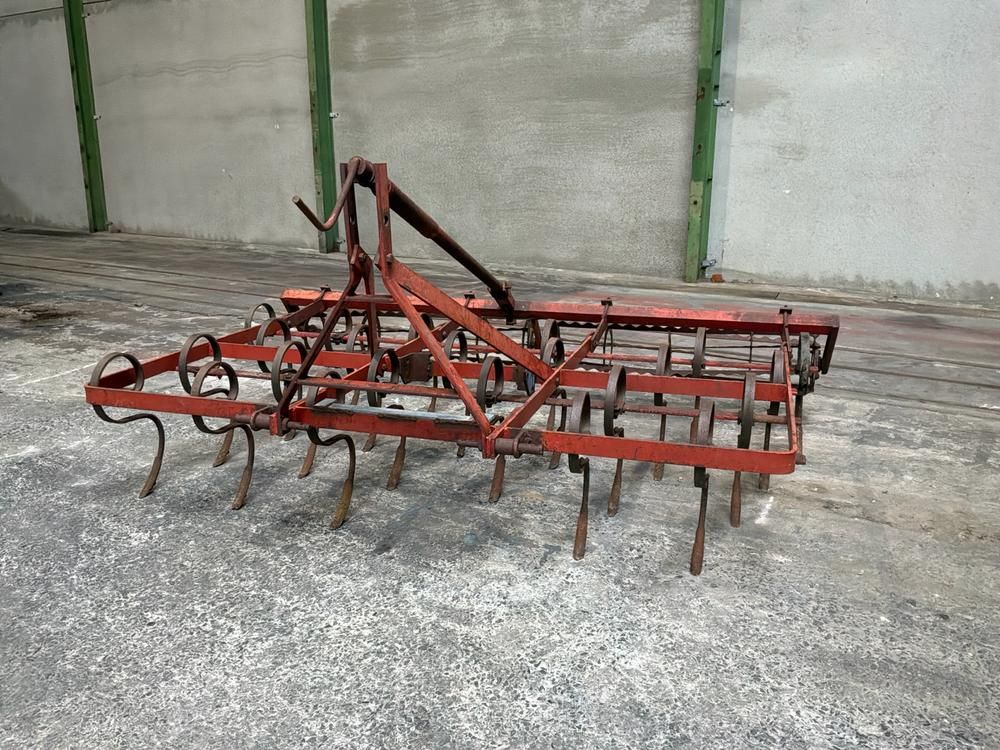 Ride-on vibrating tine cultivator