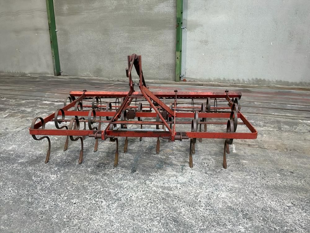 Ride-on vibrating tine cultivator