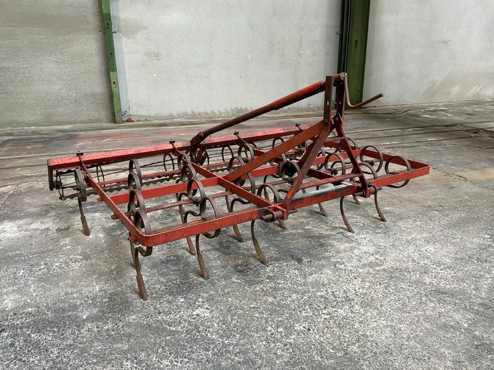 Ride-on vibrating tine cultivator
