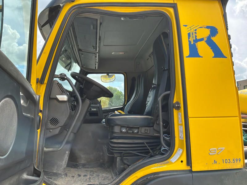 2011 Volvo FMFH 64 9.0E5 Hooklift truck