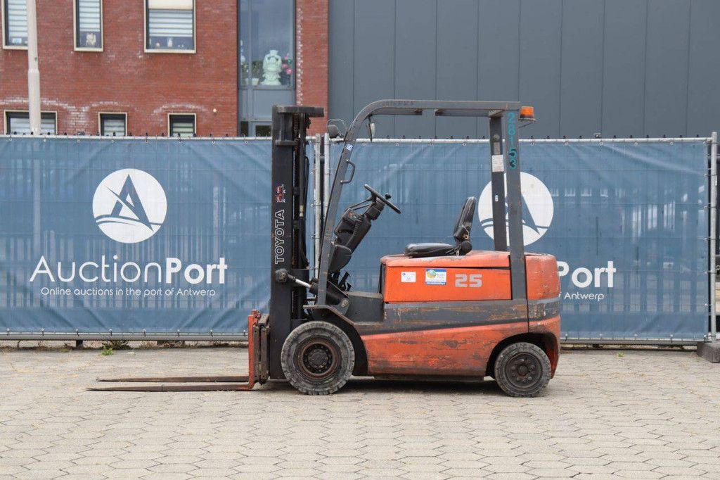 Toyota 25 Electric Forklift 2500kg 4.7m