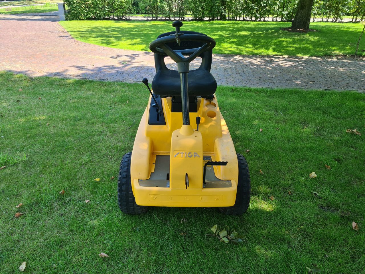 Stiga villa frontmaaier tuintrekker zonder maaidek.