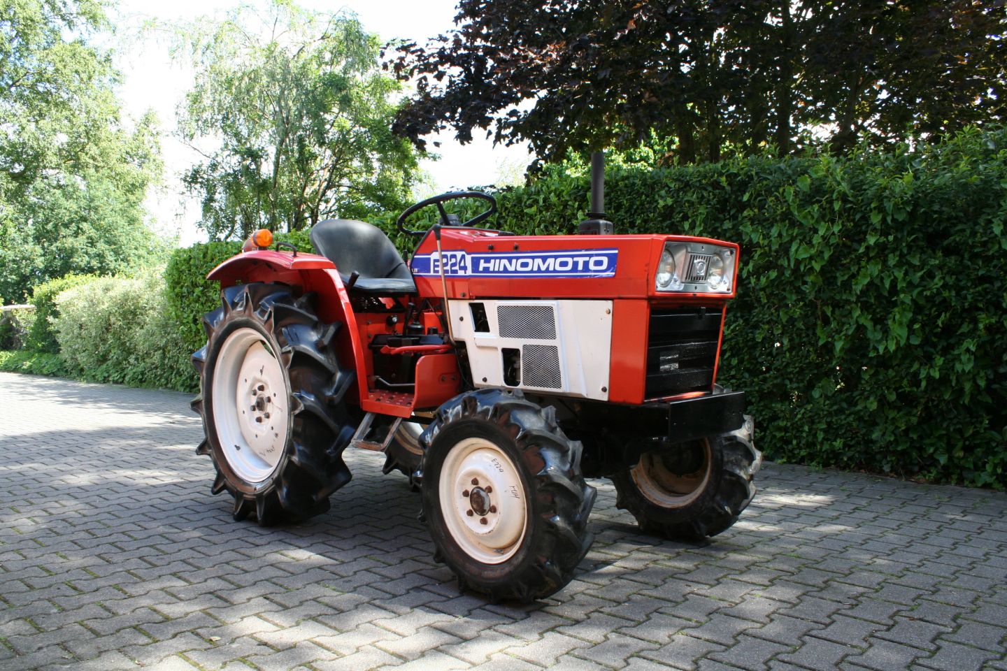 Hinomoto E224