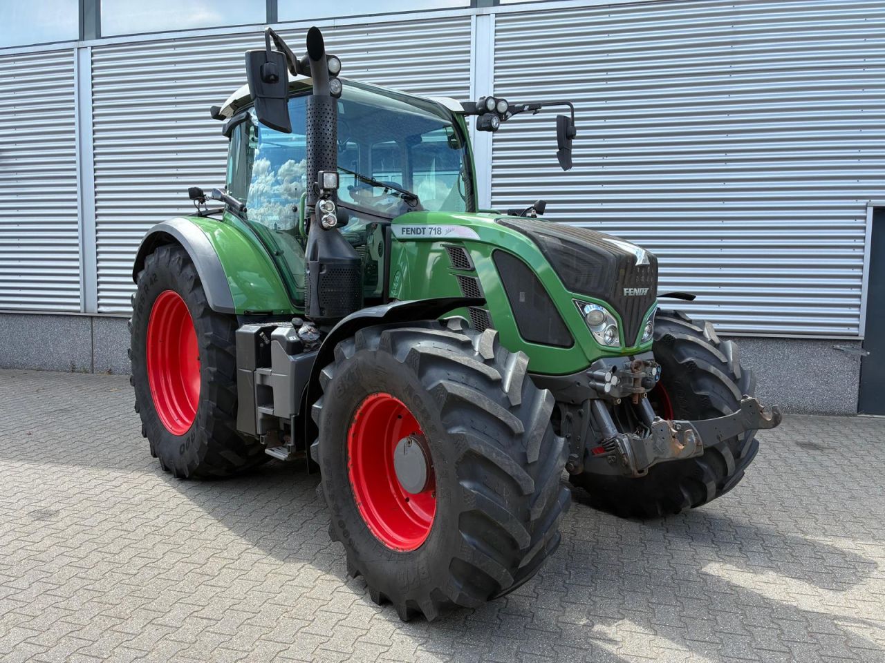 Fendt 718 Vario tractor