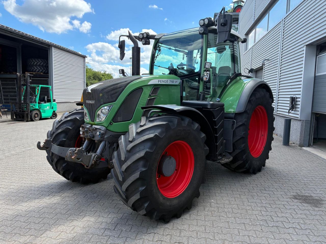 Fendt 718 Vario tractor
