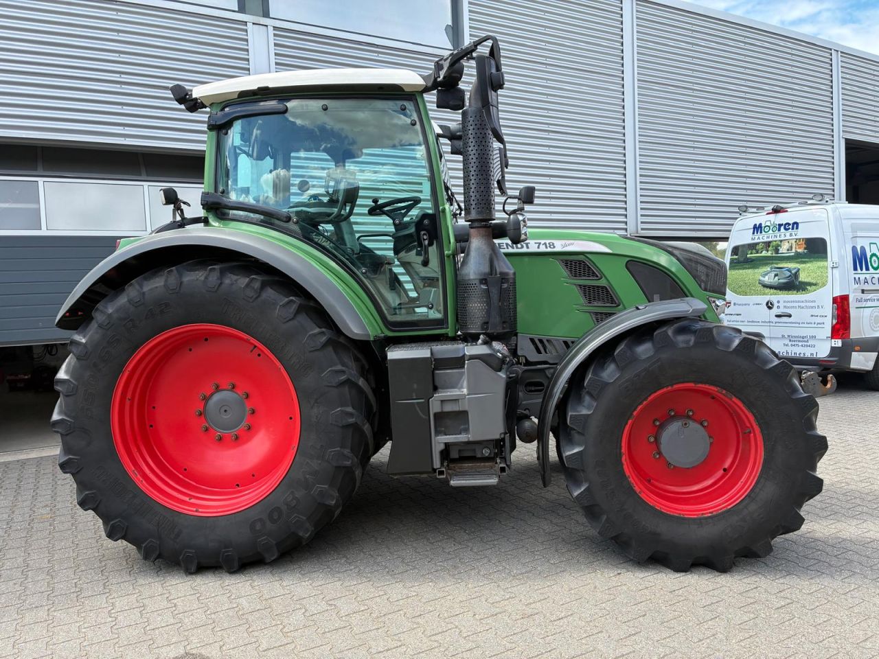 Fendt 718 Vario tractor