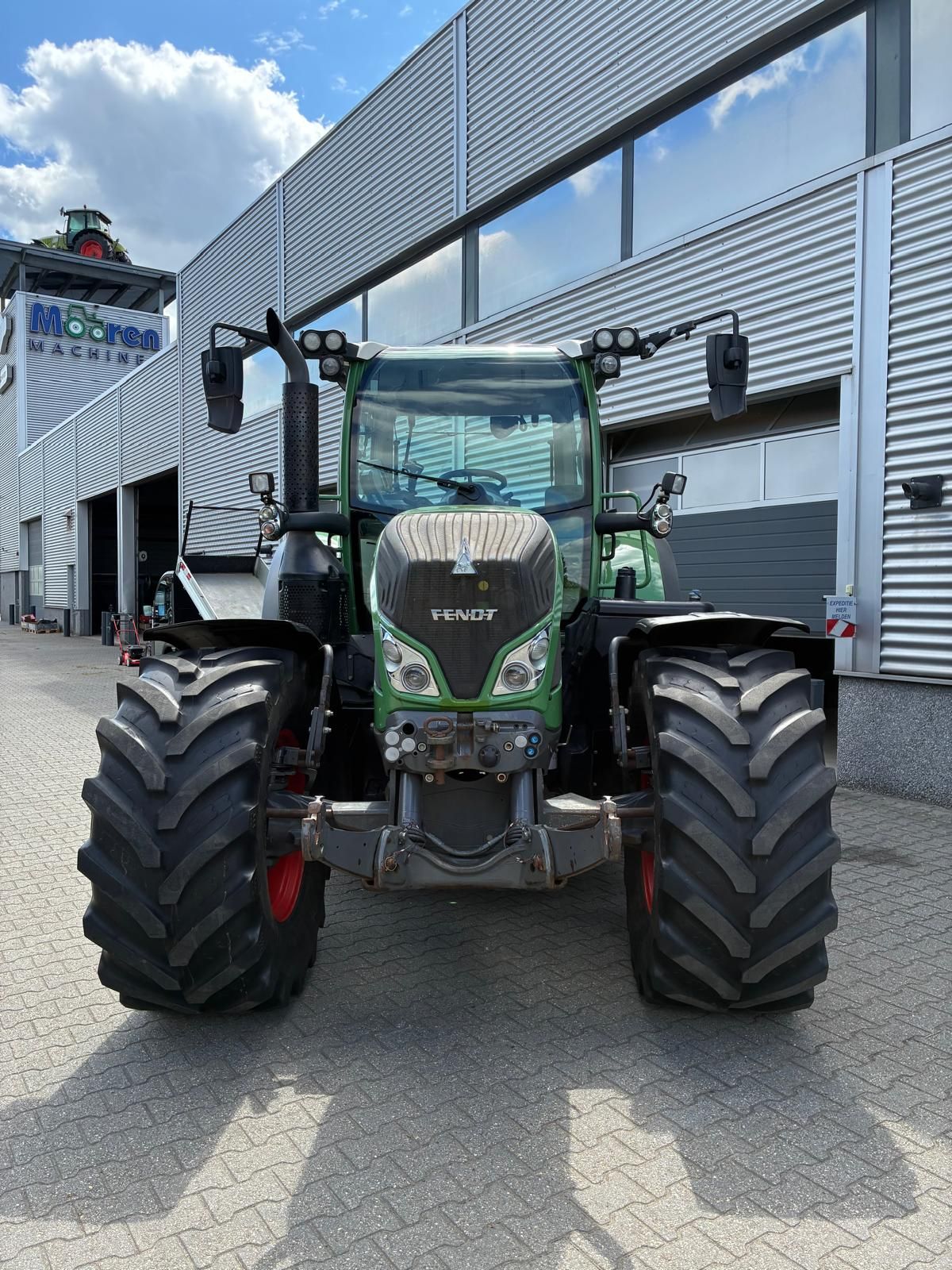 Fendt 718 Vario tractor