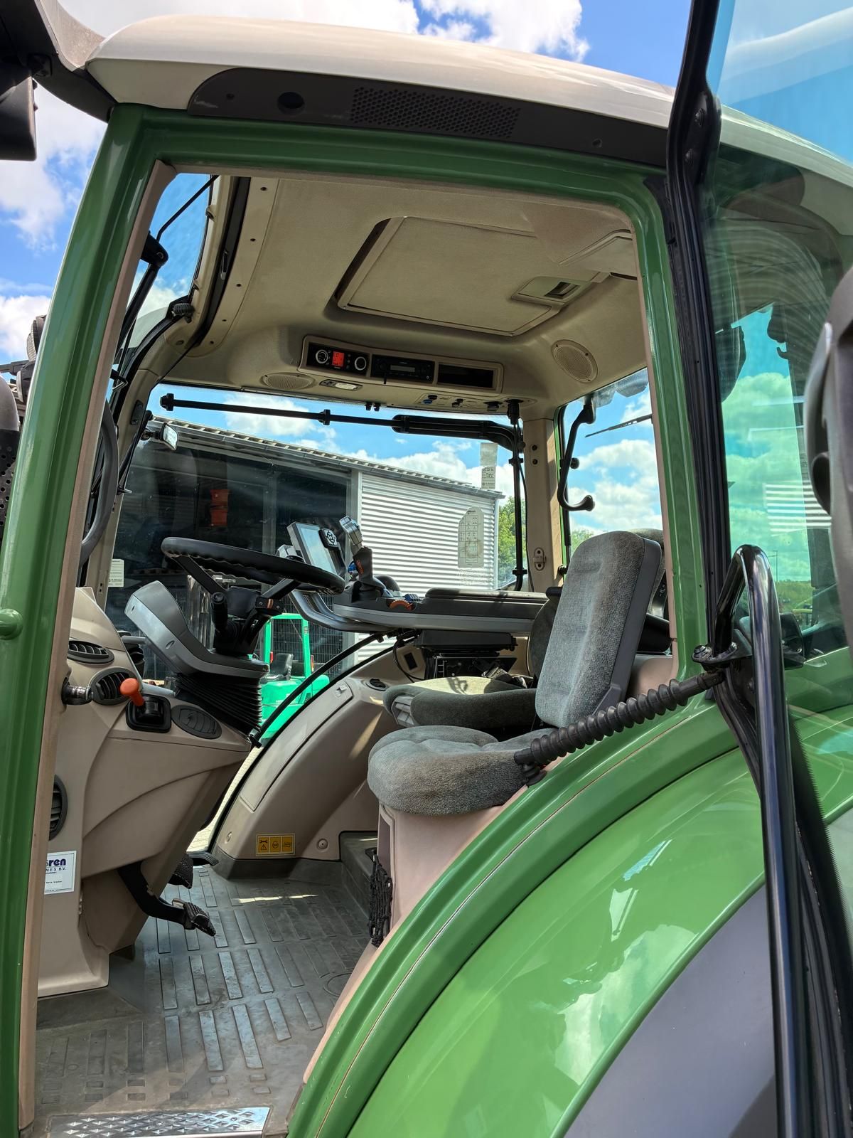 Fendt 718 Vario tractor