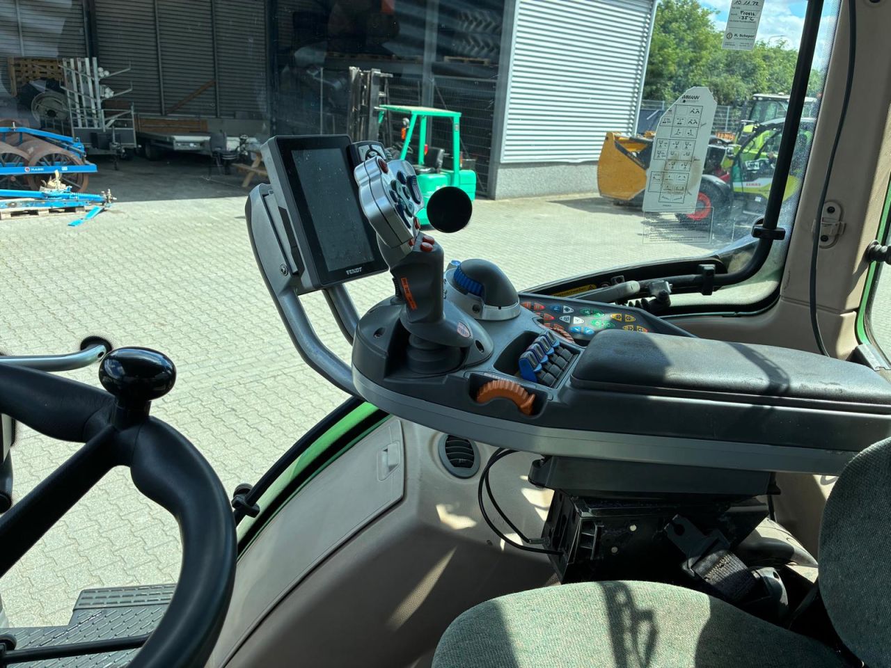 Fendt 718 Vario tractor
