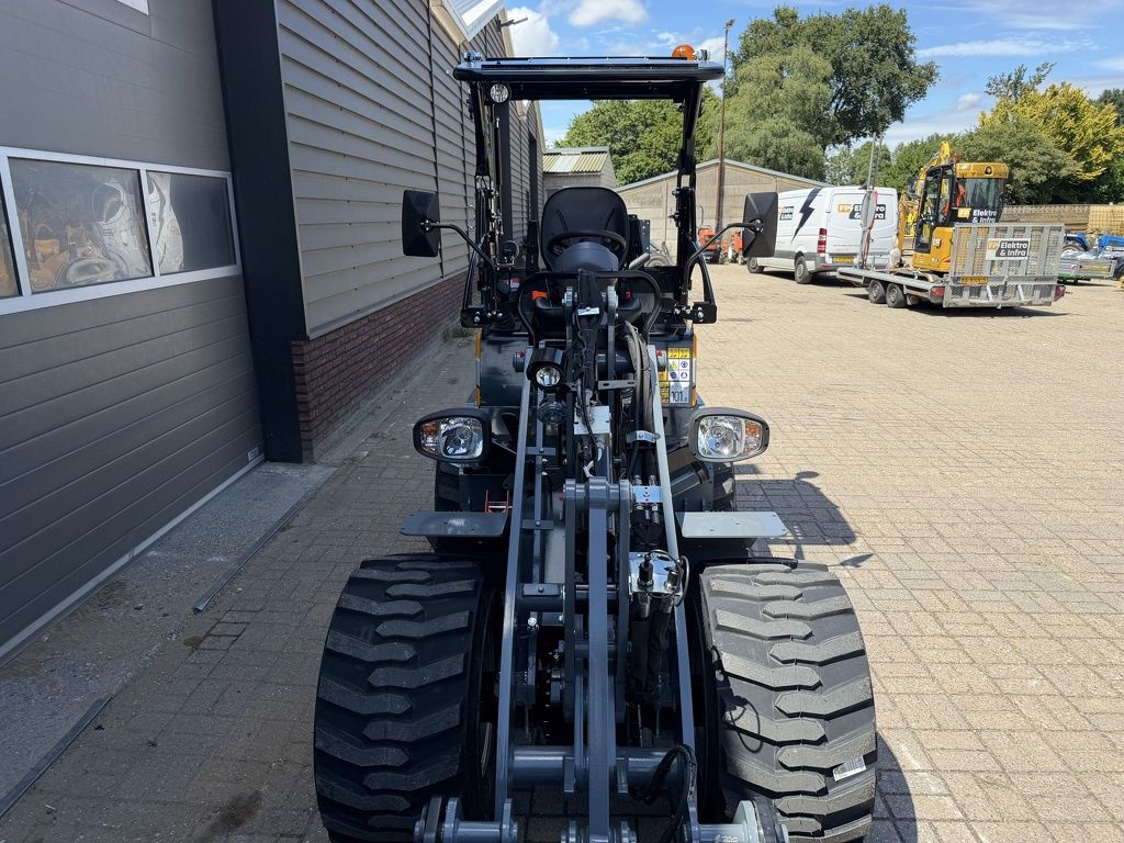Giant G2700 X-TRA HD+ minishovel NIEUW skid banden €695 LEASE