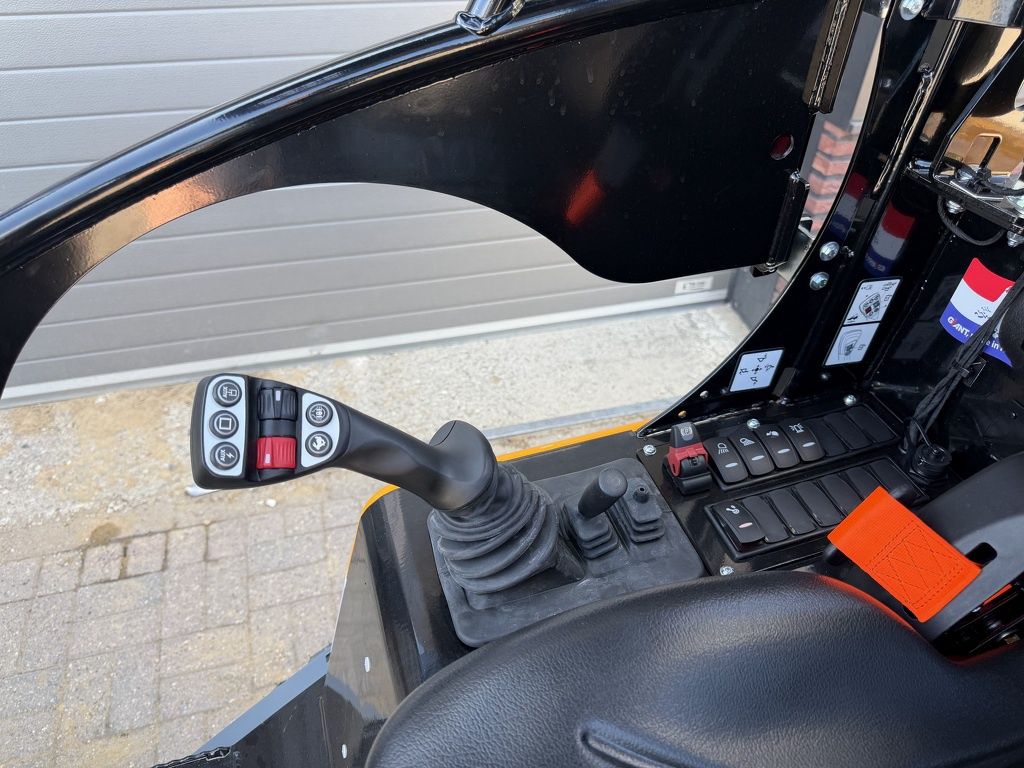Giant G2700 X-TRA HD+ minishovel NIEUW skid banden €695 LEASE