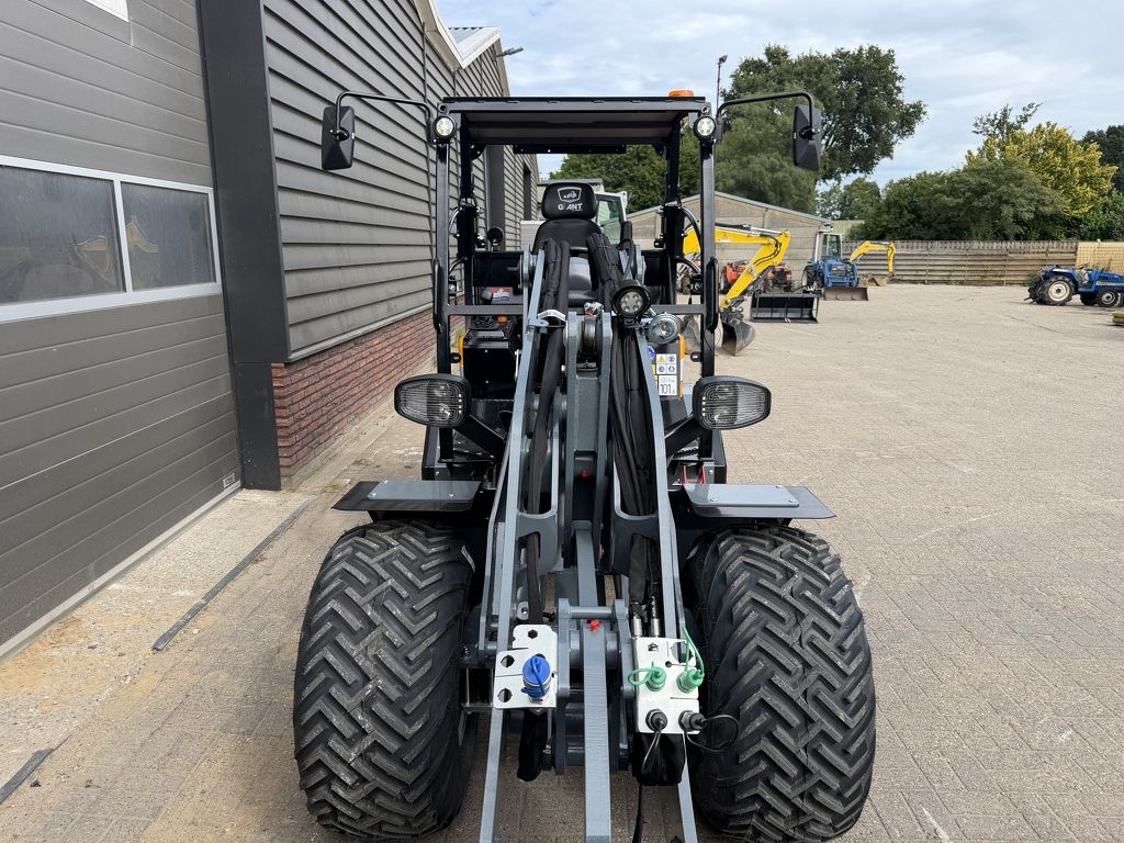 Giant TE HUUR Giant G3500 3.5 T shovel / kniklader / minishovel / wiellader