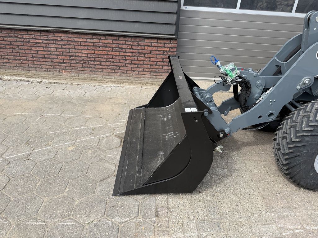 Giant TE HUUR Giant G3500 3.5 T shovel / kniklader / minishovel / wiellader