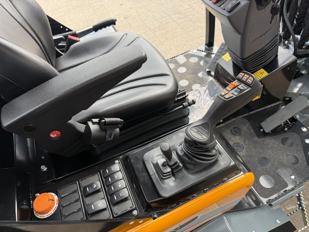 Giant TE HUUR Giant G3500 3.5 T shovel / kniklader / minishovel / wiellader