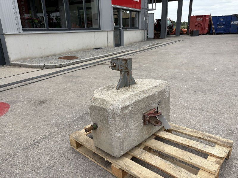 300 kg