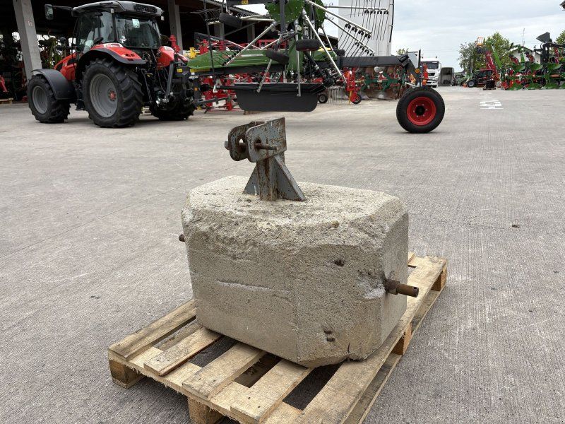 300 kg