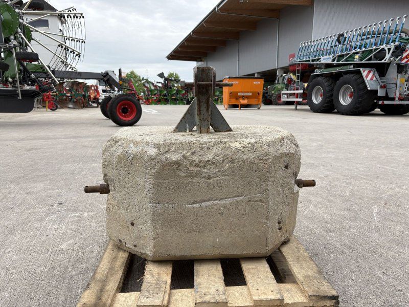 300 kg