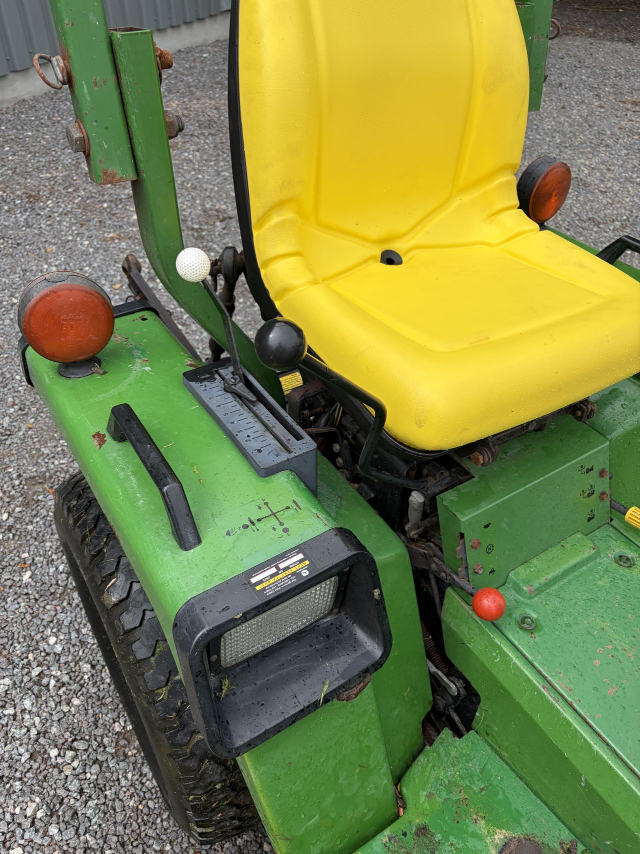 John Deere 655 compact tractor met maaidek