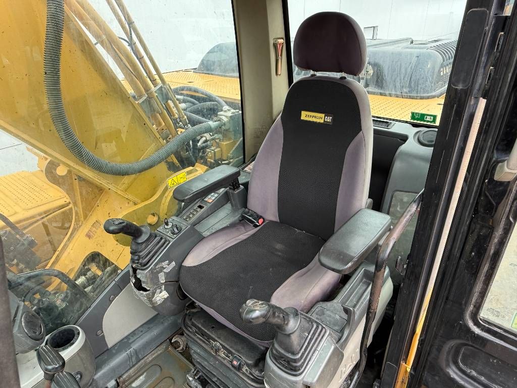 CAT 325DLN - Automatic Greasing / Quick Coupler