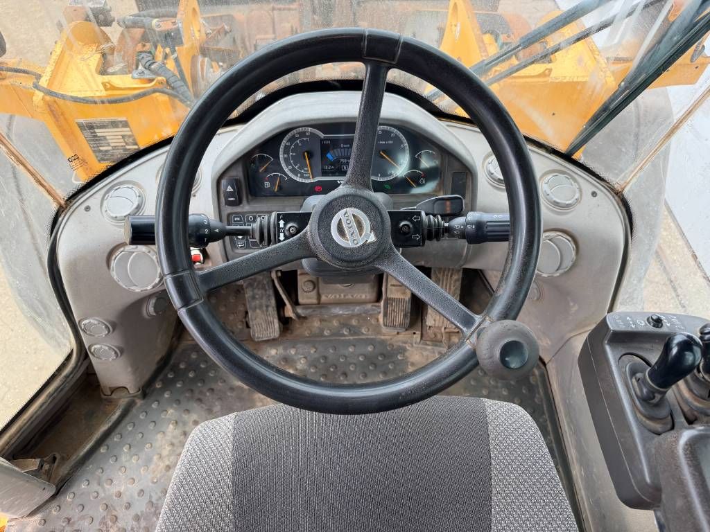 Volvo L110H - Weight System / Backup Camera