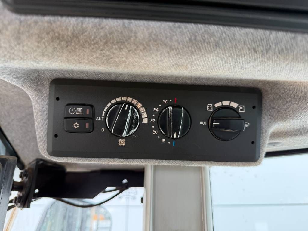 Volvo L110H - Weight System / Backup Camera