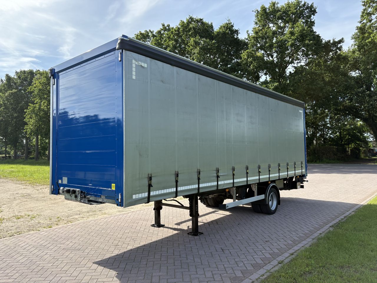 Be oplegger bunk schuifzielen 8 ton met laadklep 1000 kg