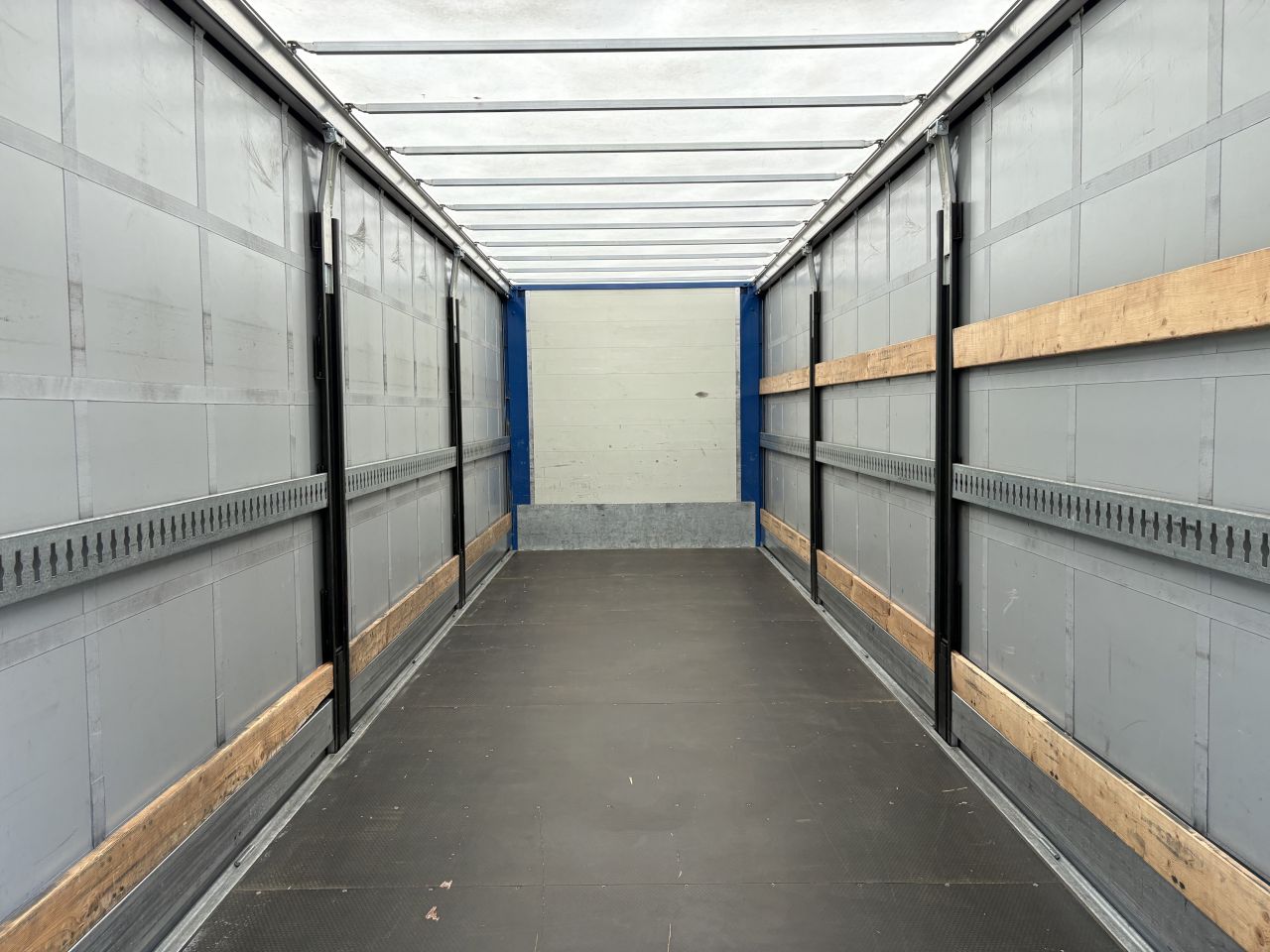 Be oplegger bunk schuifzielen 8 ton met laadklep 1000 kg