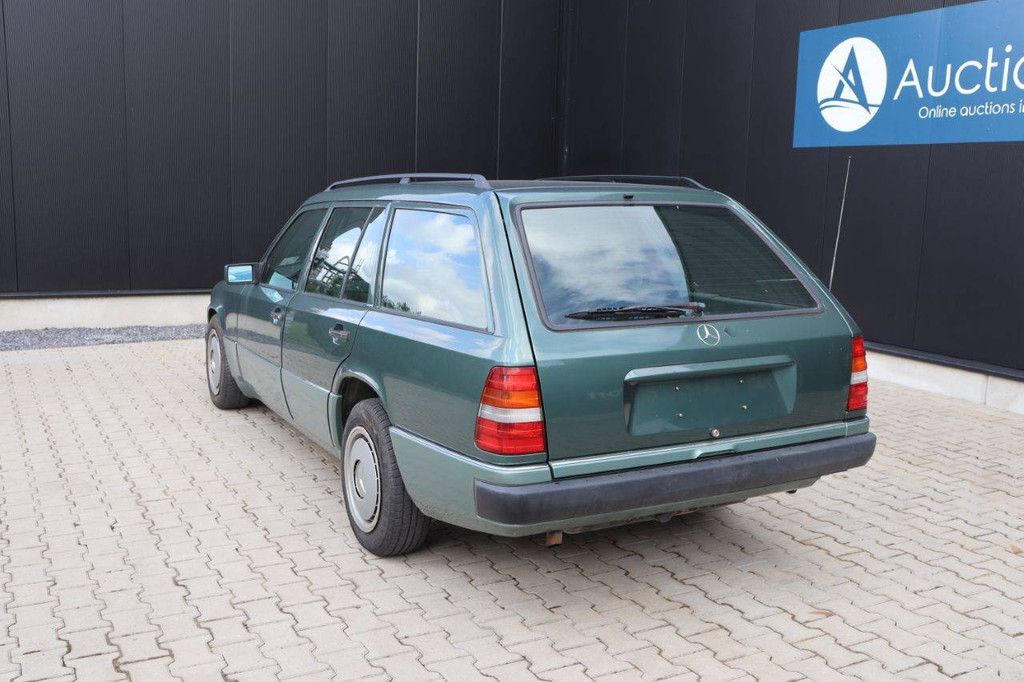 Passenger car Mercedes-Benz 250 Diesel 94hp 1993 (Margin)