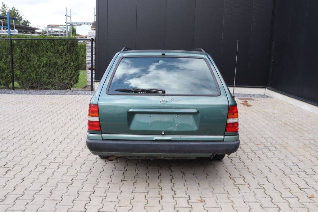 Passenger car Mercedes-Benz 250 Diesel 94hp 1993 (Margin)