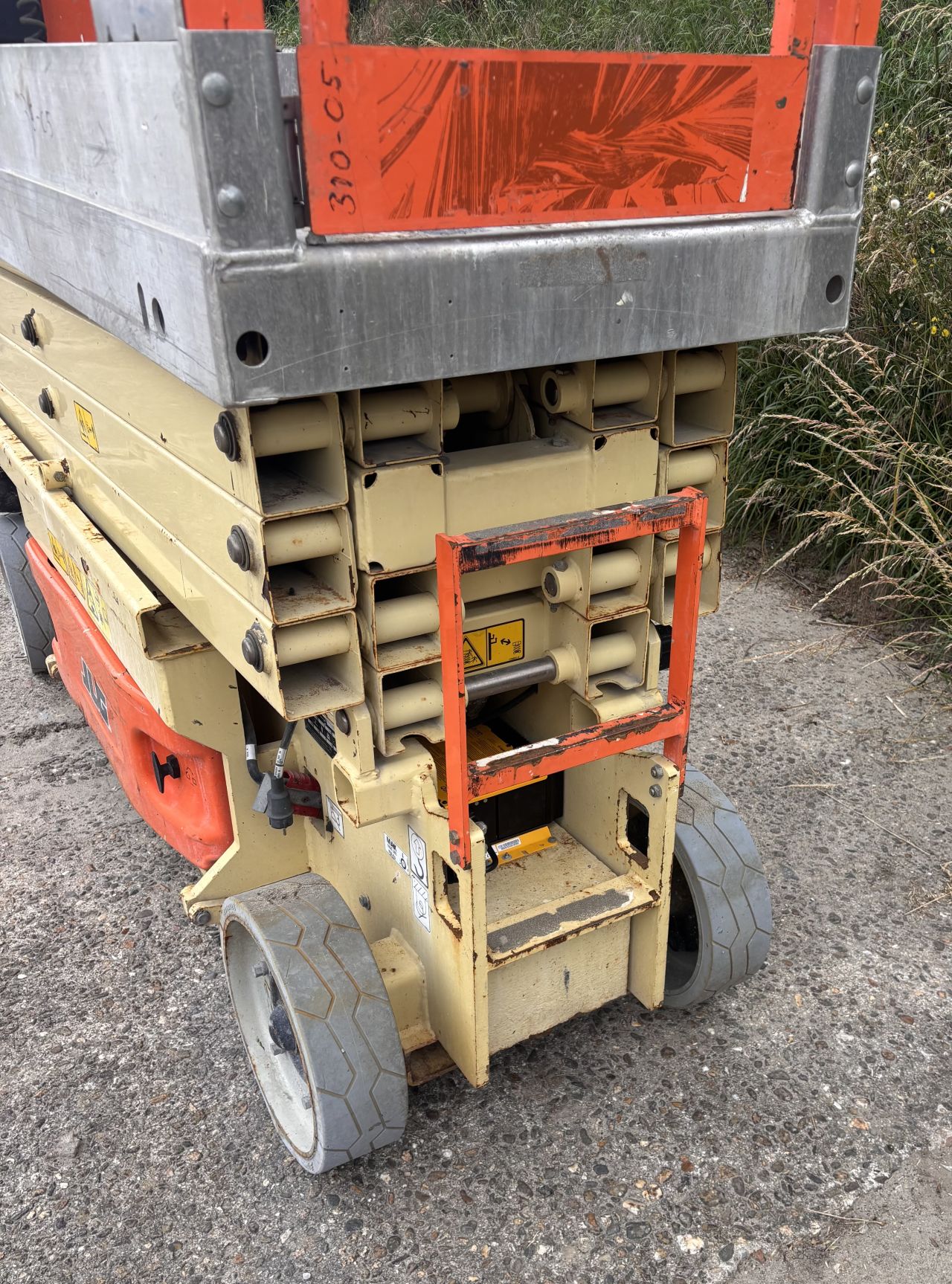 JLG 2630ES - 9,8m werkhoogte - NIEUWE accu’s + lader - GEKEURD
