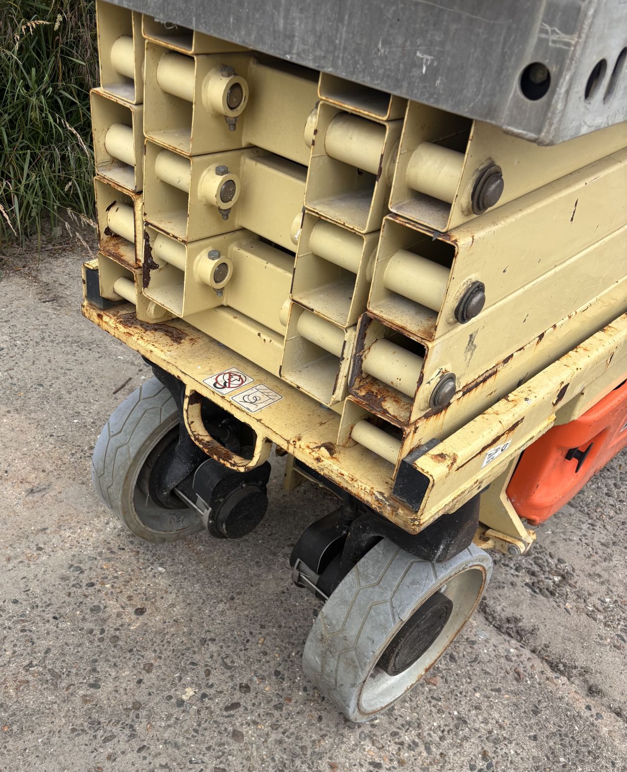 JLG 2630ES - 9,8m werkhoogte - NIEUWE accu’s + lader - GEKEURD