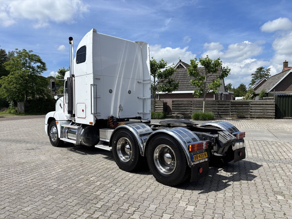 Freightliner FLD 112 6X4 10-Speed Rockwell, Cummins, Engine brake.