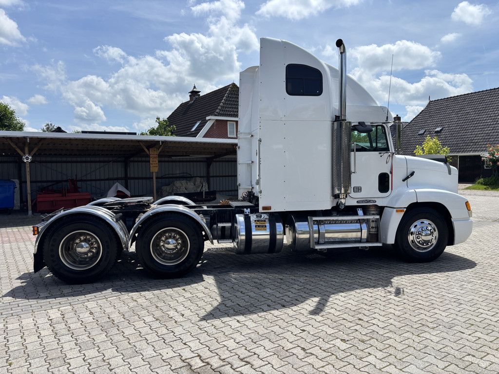 Freightliner FLD 112 6X4 10-Speed Rockwell, Cummins, Engine brake.