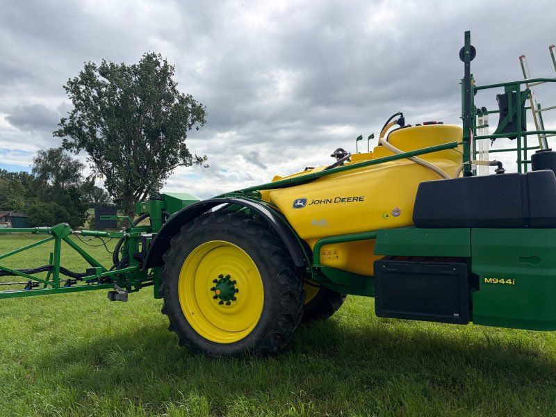 John Deere M944i