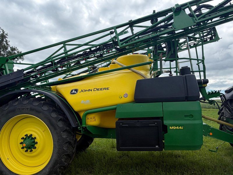 John Deere M944i