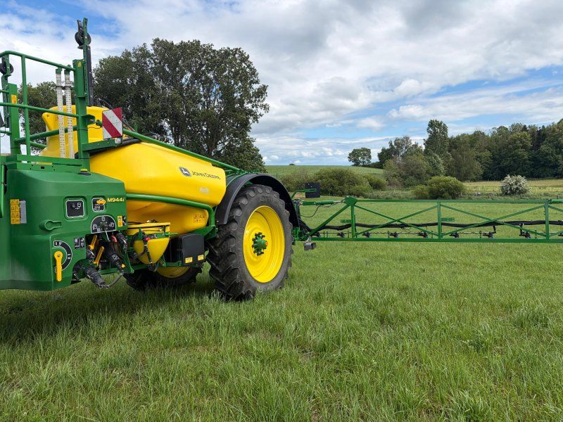 John Deere M944i