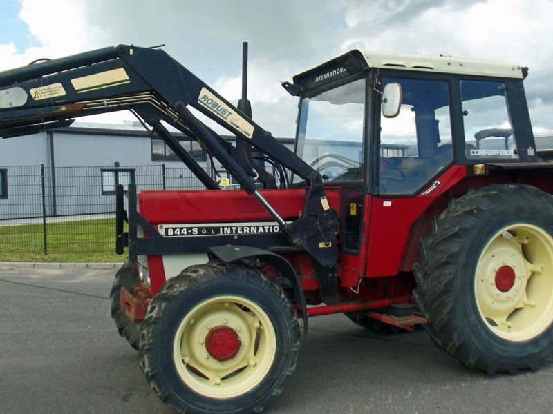 IHC 844+ Frontlader