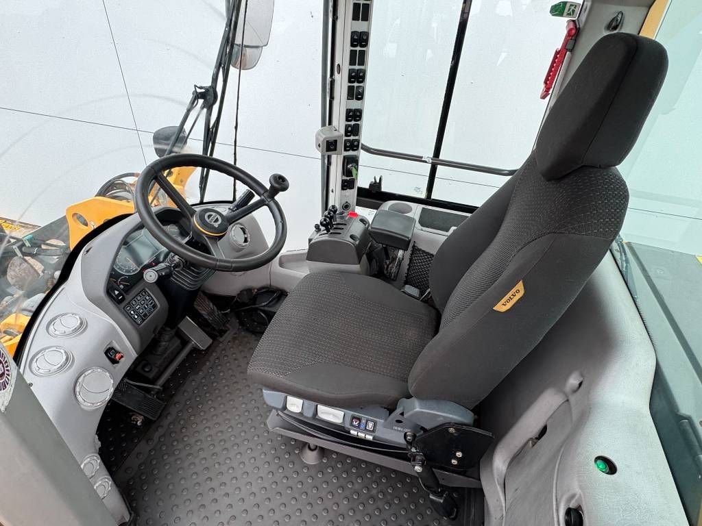 Volvo L90H - 3rd Function / Quick Coupler