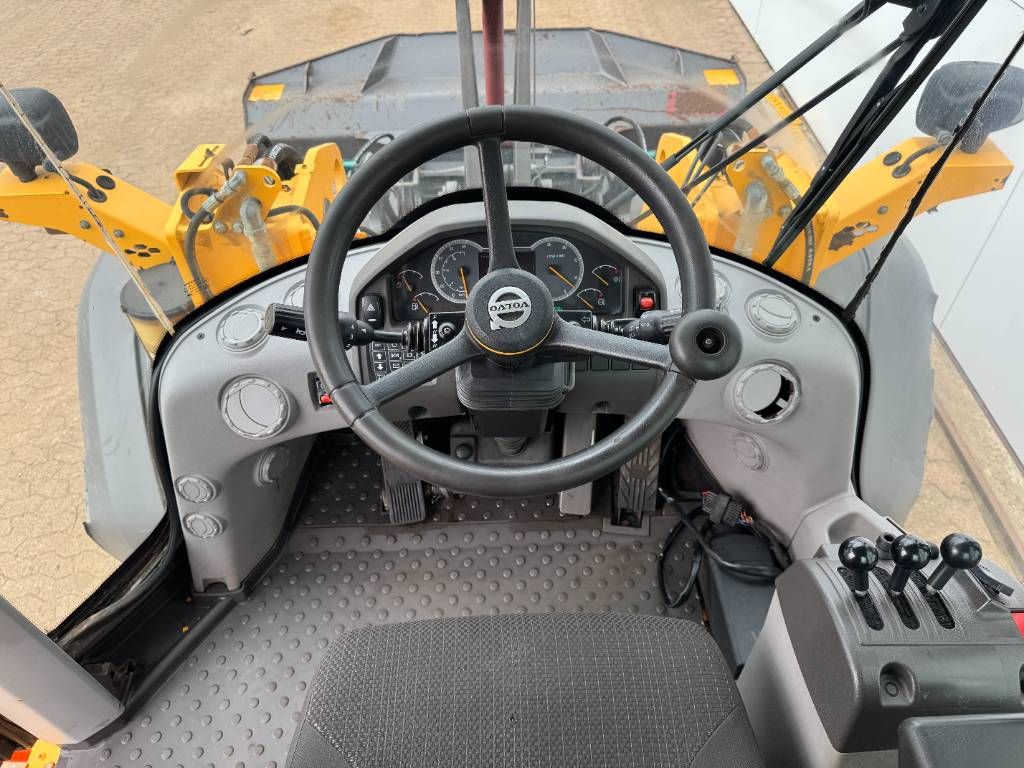 Volvo L90H - 3rd Function / Quick Coupler