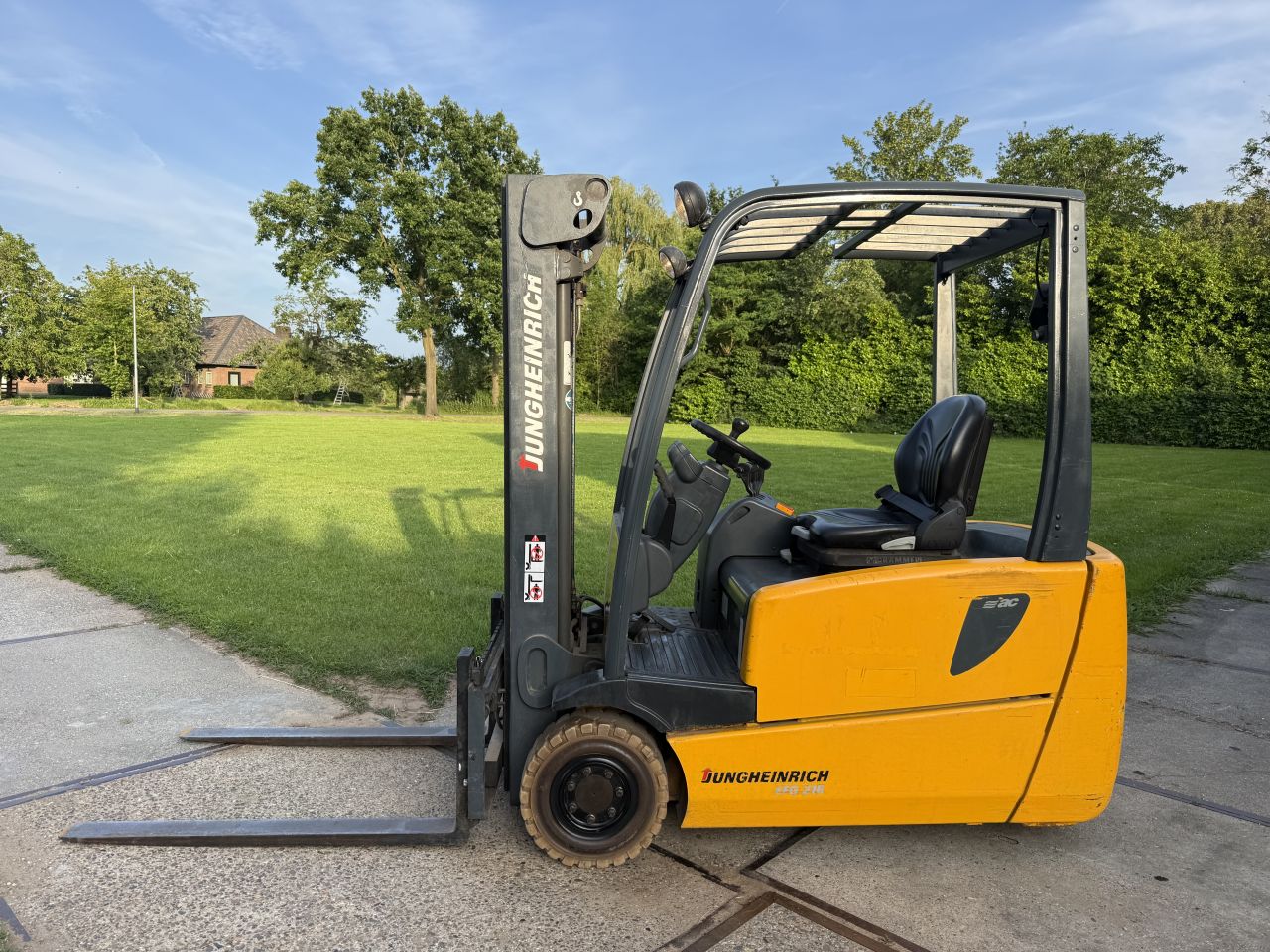 Jungheinrich 1600KG triplo 4.5m freelift Sideshift gekeurd