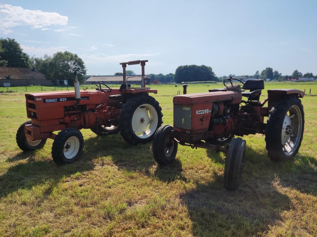 2 Renault tractoren (1 x type Super 2D, 1 x type 421 (MWM))