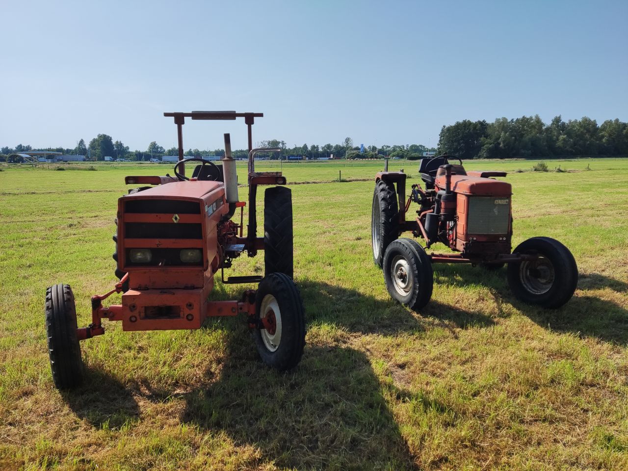 2 Renault tractoren (1 x type Super 2D, 1 x type 421 (MWM))