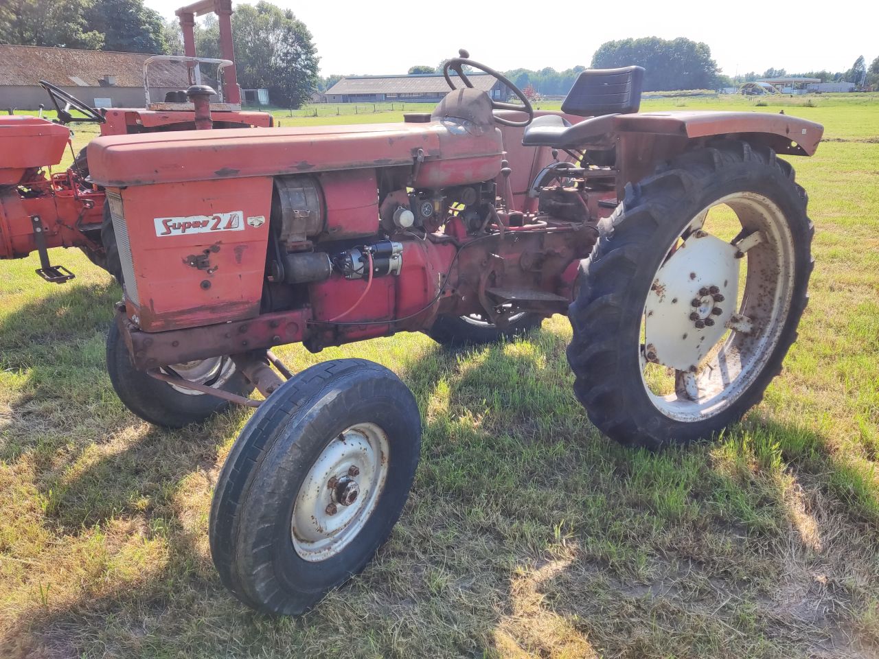 2 Renault tractoren (1 x type Super 2D, 1 x type 421 (MWM))